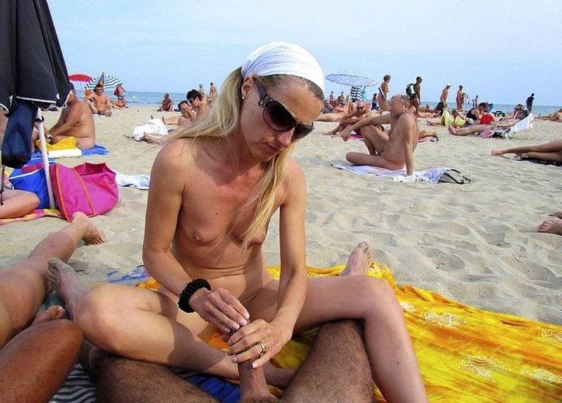 Пляж с камнями