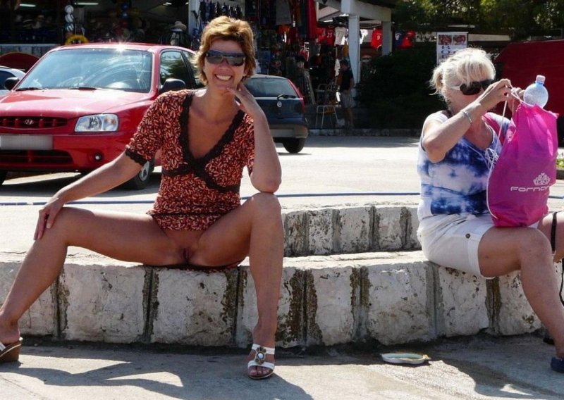 Зрелые женщины под юбкой