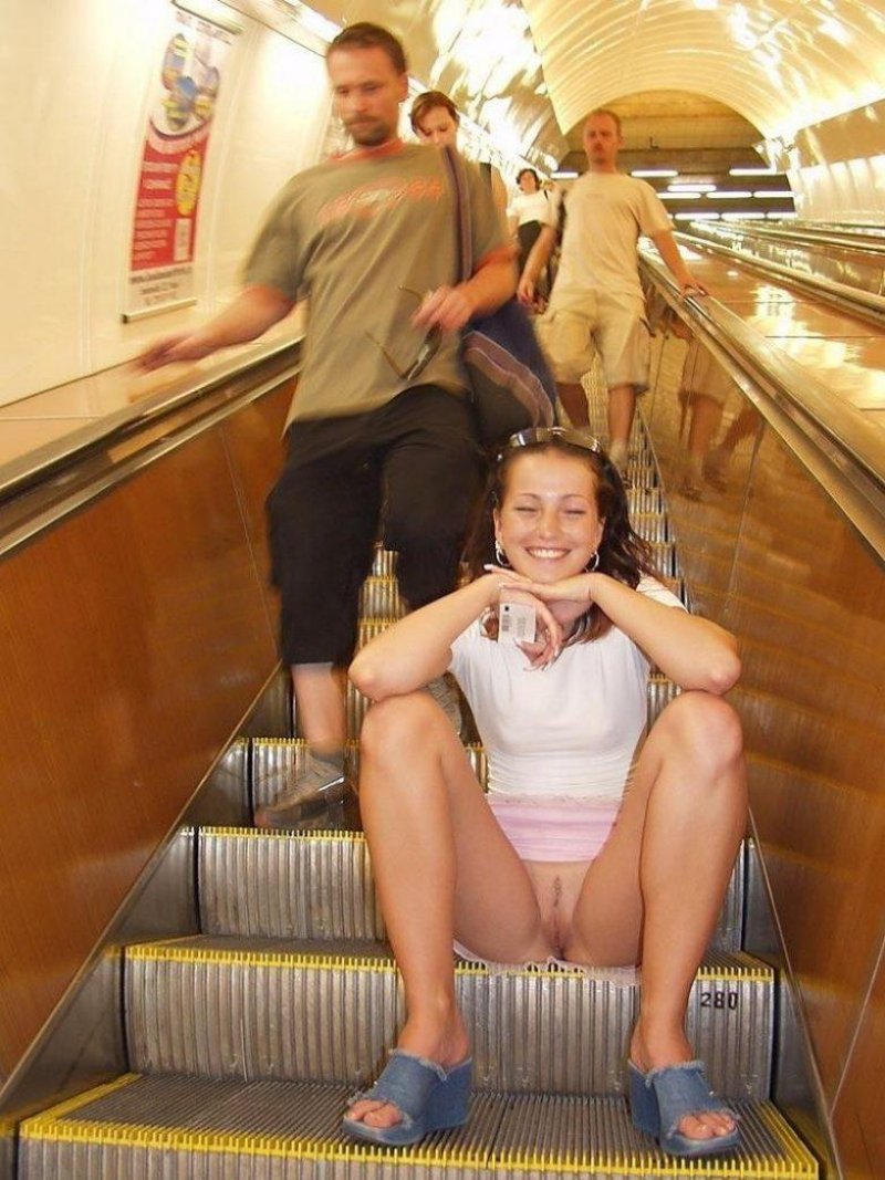 В метро без трусов