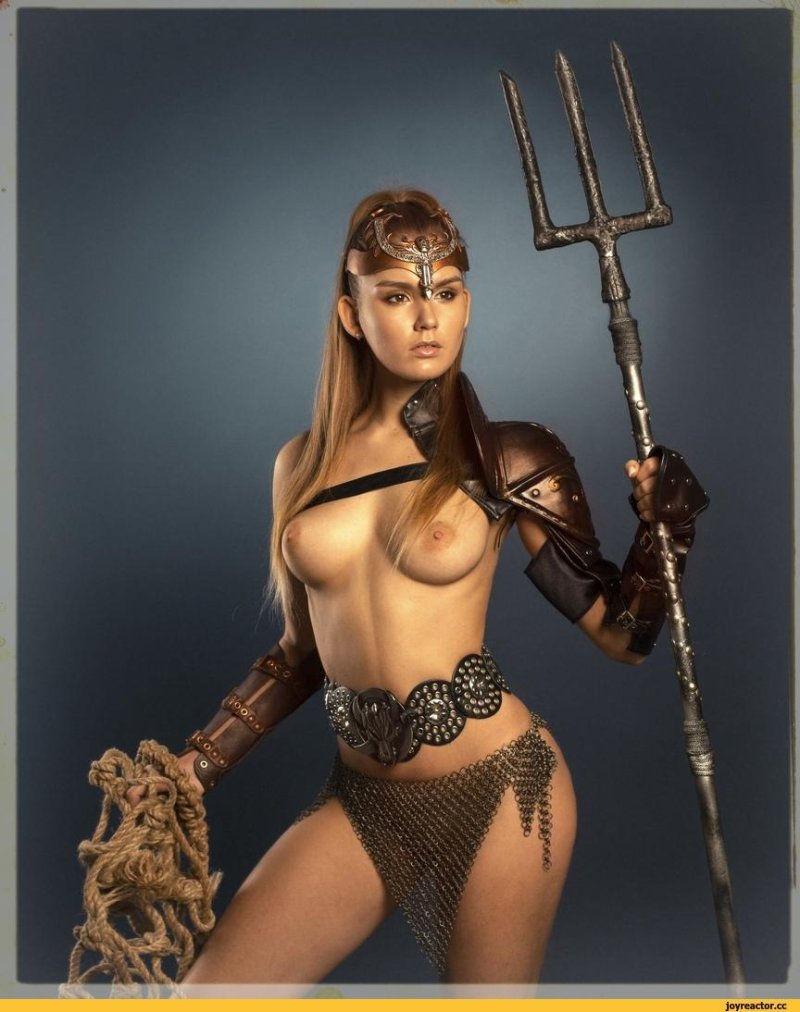 Амазонка в кольчуге голая