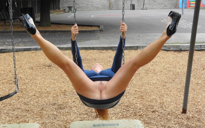 Девушка на турнике