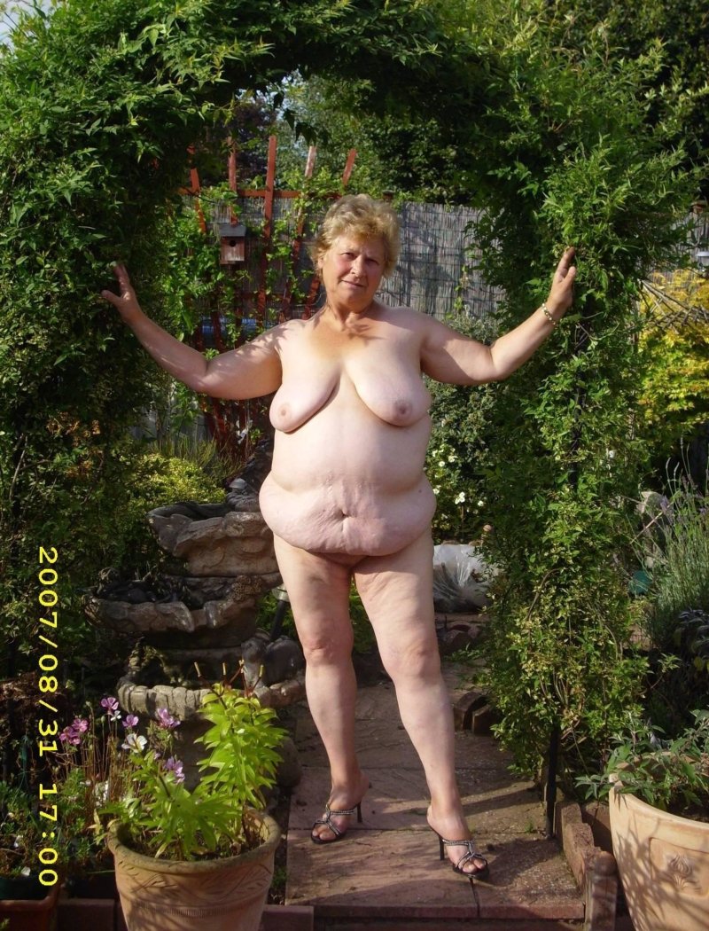 Голые старушки на даче
