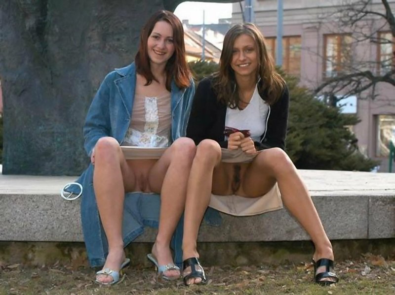 Подруга без трусов