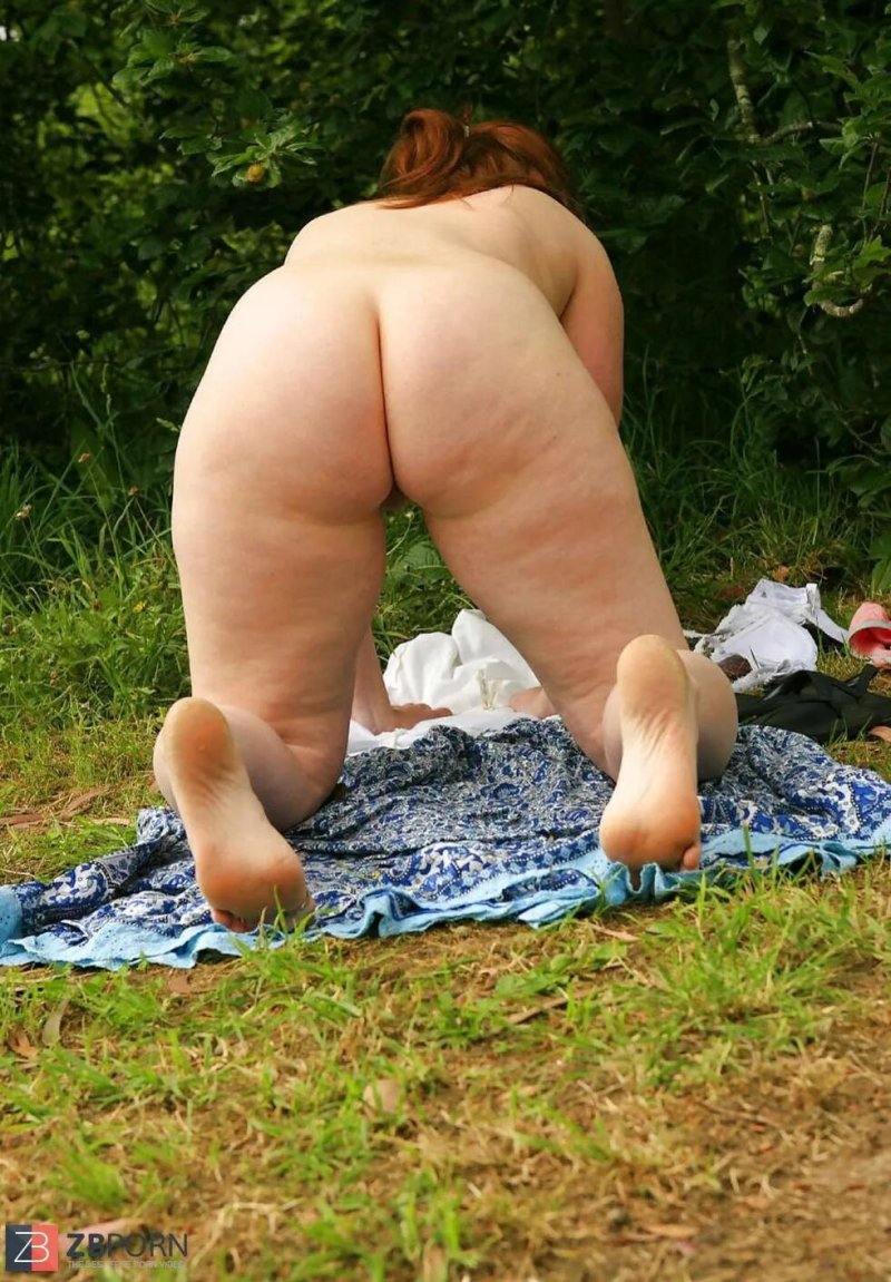 Голая жена на природе
