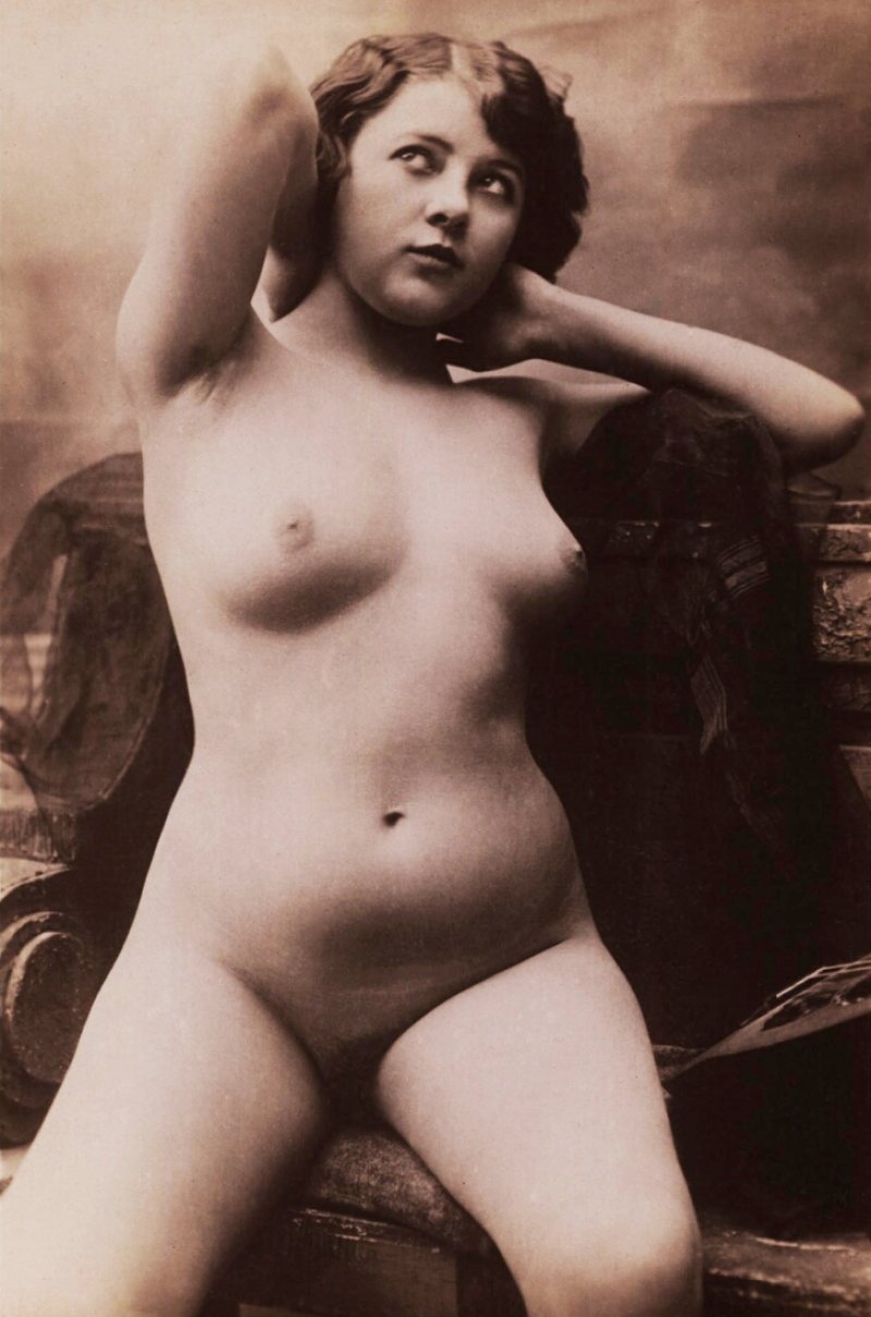 Первые снимки голых женщин