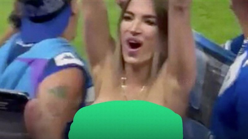 Болельщица показала грудь