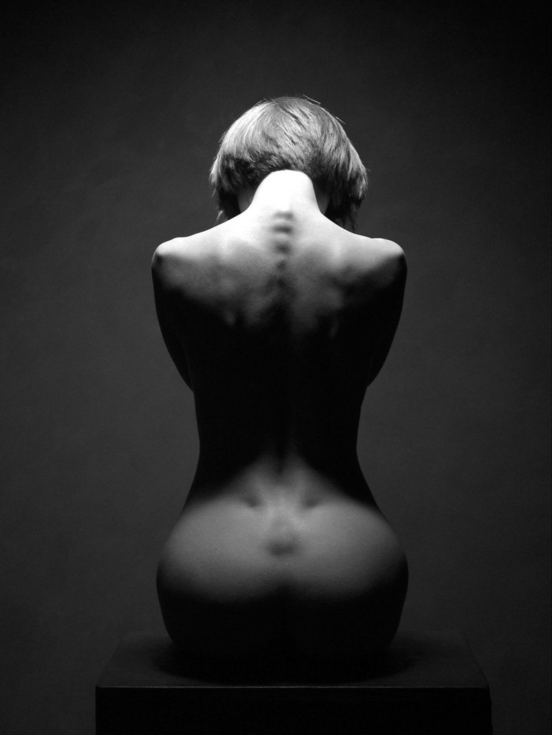 Обнаженная девушка сзади