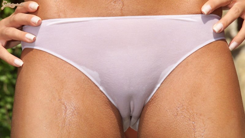 В белых трусиках