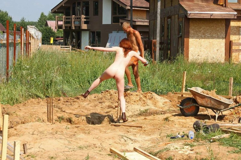 Голая девушка на даче