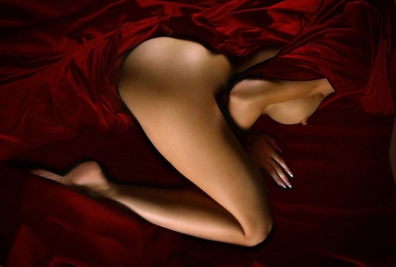 Девушка в красном