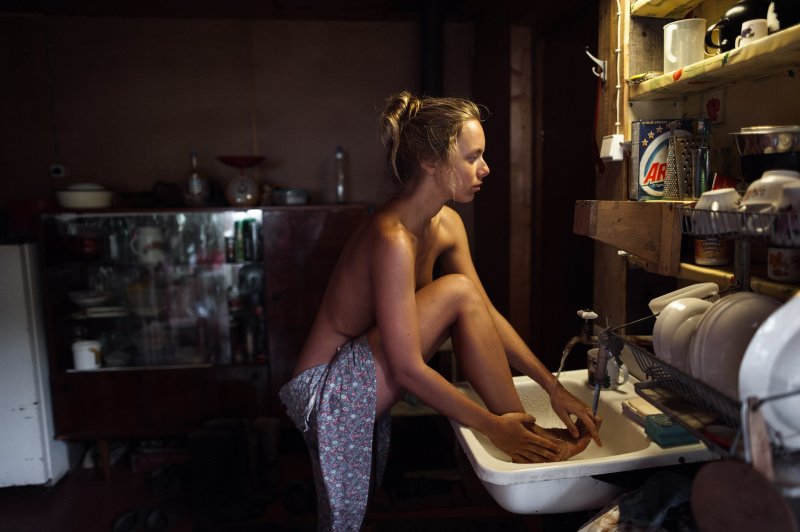 Красивая девушка в коммуналке