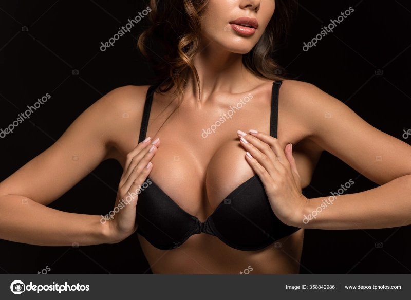 Женская грудь в черном лифчике