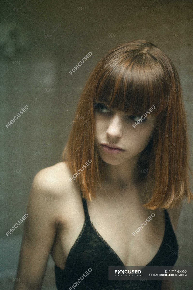 Девушка в черном лифчике