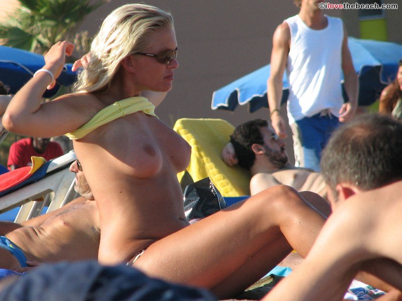 На пляже голышом