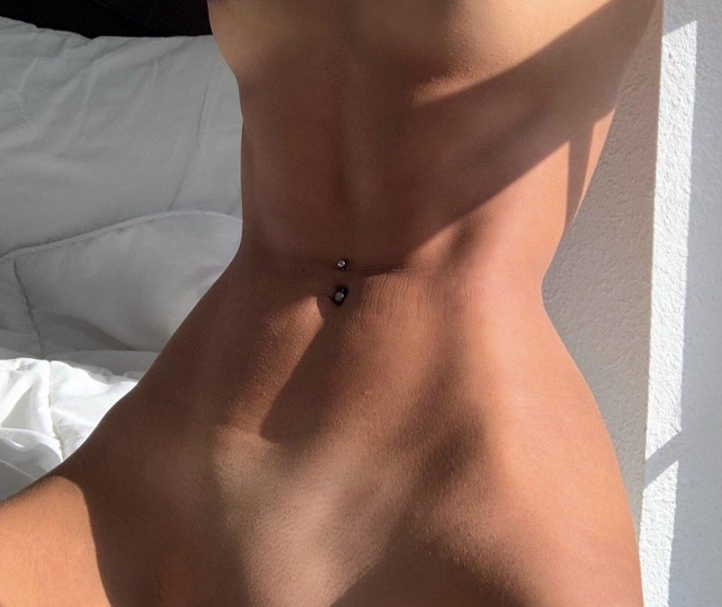 Полуобнаженная грудь снизу