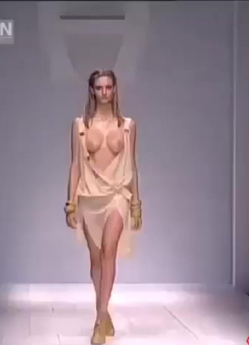 Сиськи на подиуме