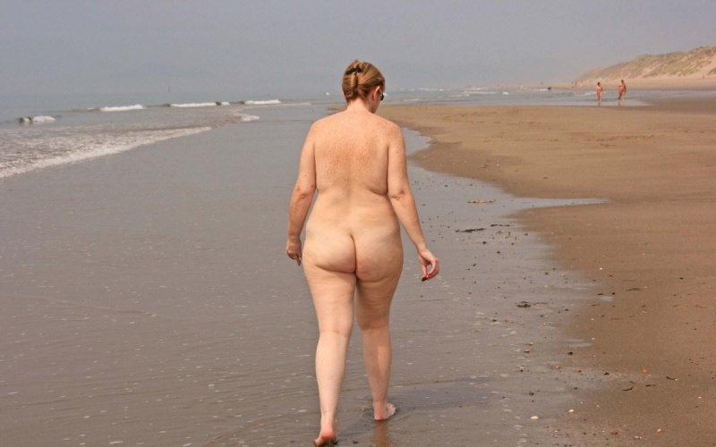 Зрелая женщина на пляже