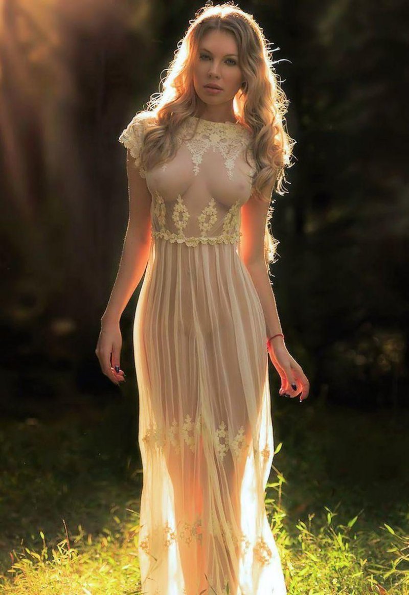 Красивые девушки в прозрачных платьях