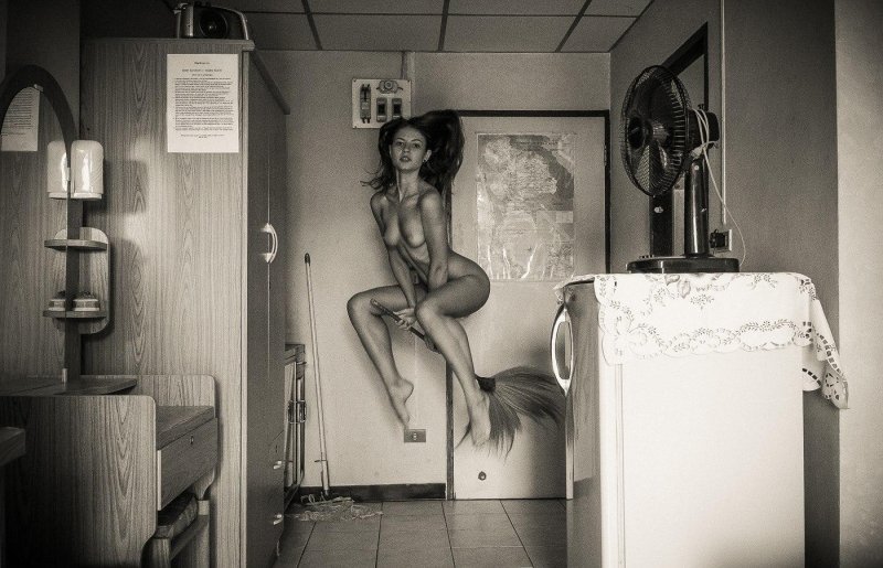 Голая девка в коммуналке