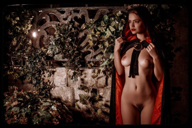 Голые женщины в украшениях