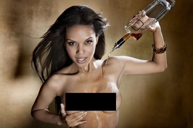 Девушка с выпивкой