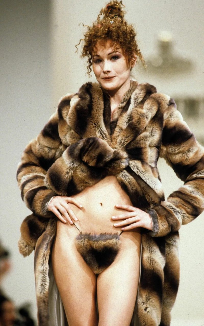 Голые женщины в меховых шубах