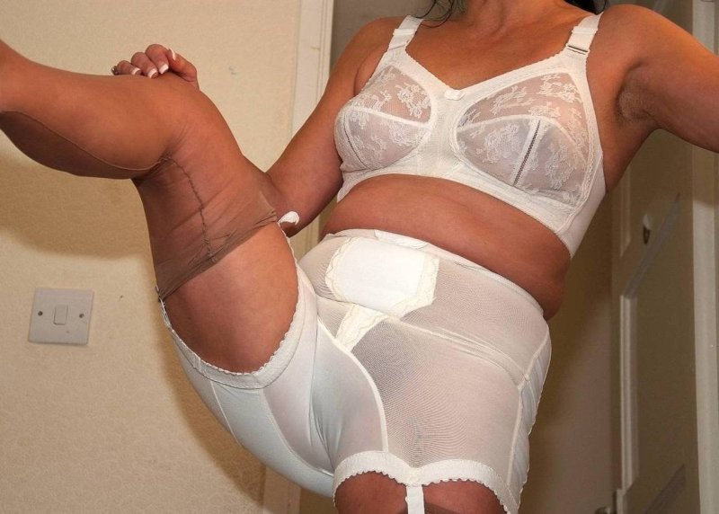 Женщины в панталонах и чулках