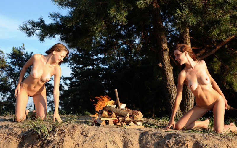 Голая женщина возле костра