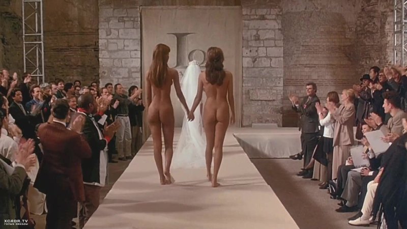 Голые на подиуме