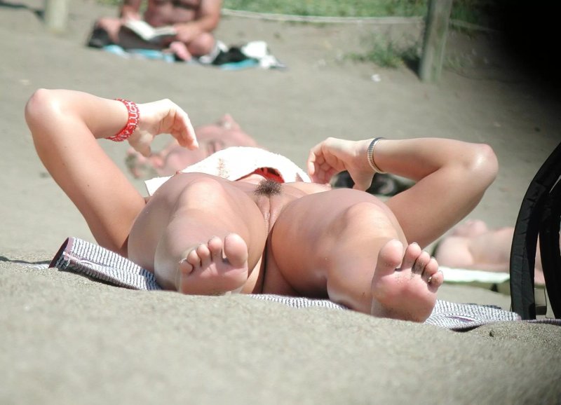 Голые женщины на пляже случайное