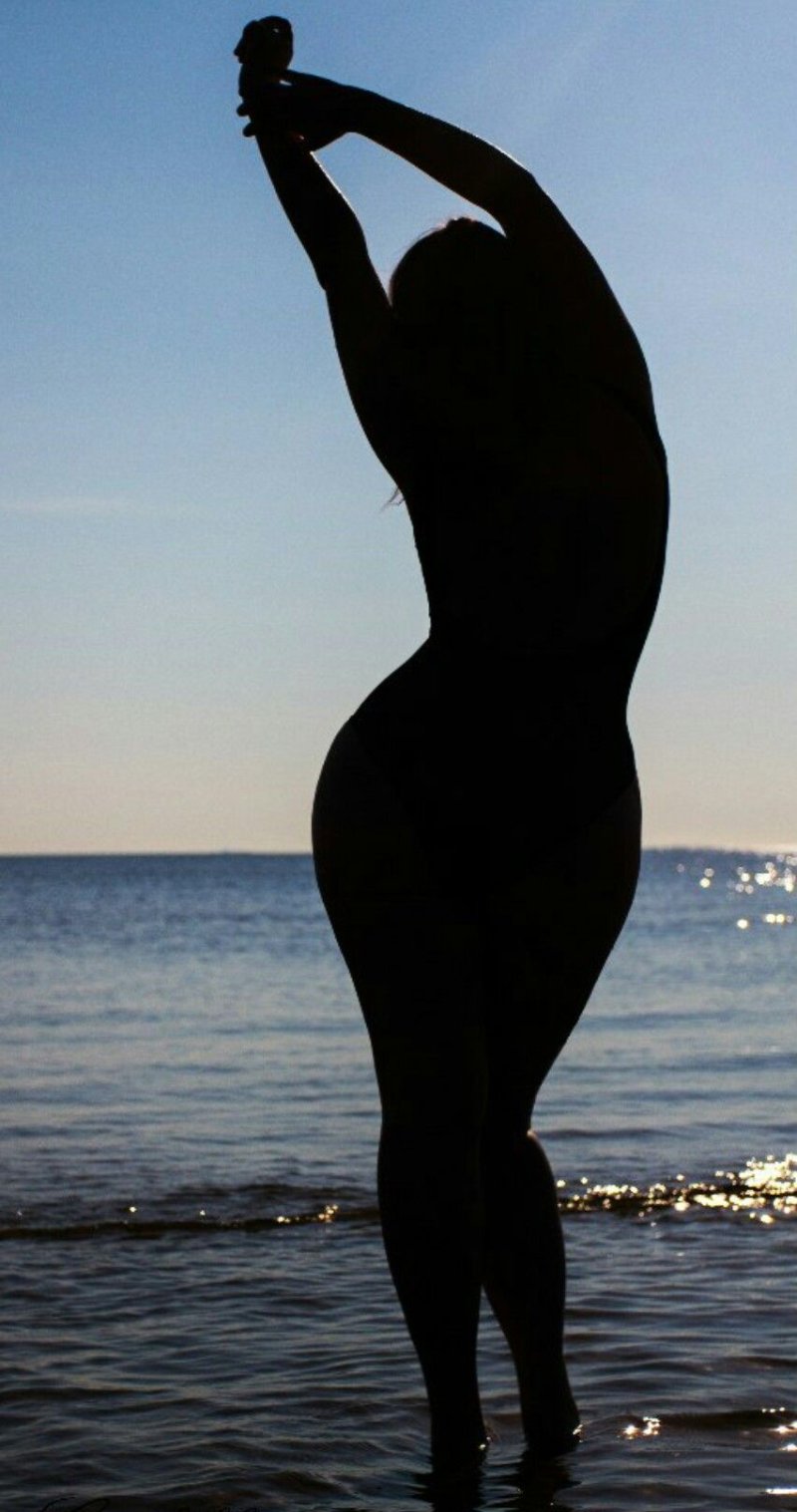 Полная девушка со спины