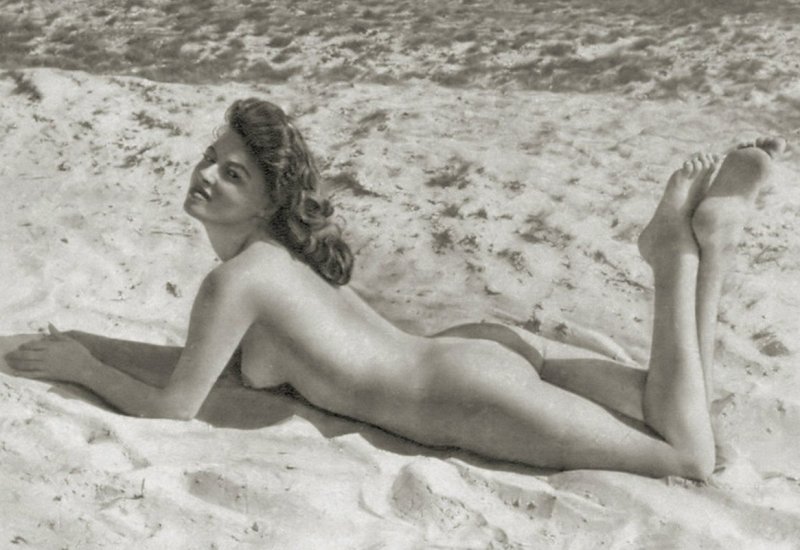 Советские женщины на пляже ню