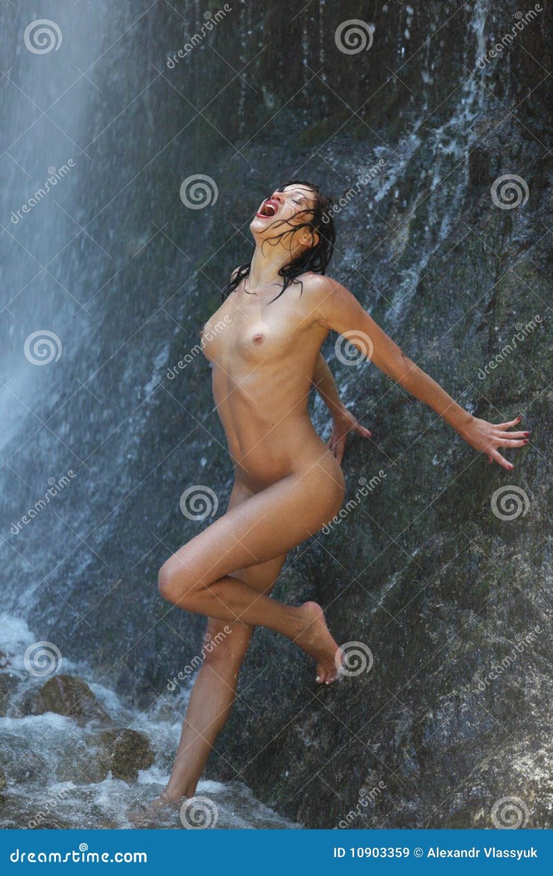 Девушка под струями водопада