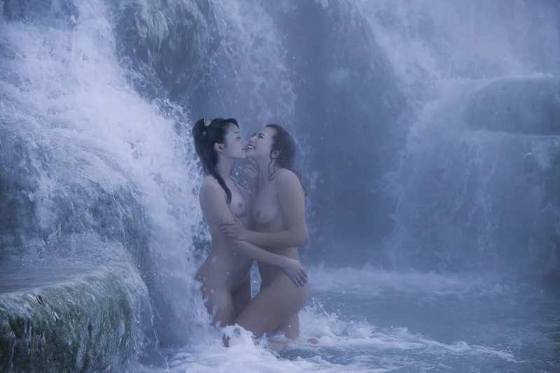 Девушка возле водопада