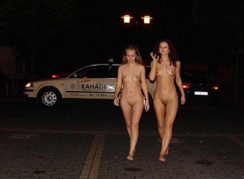 Голые женщины на дороге
