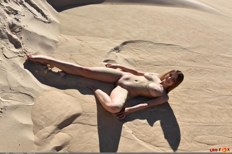 На природе голышом