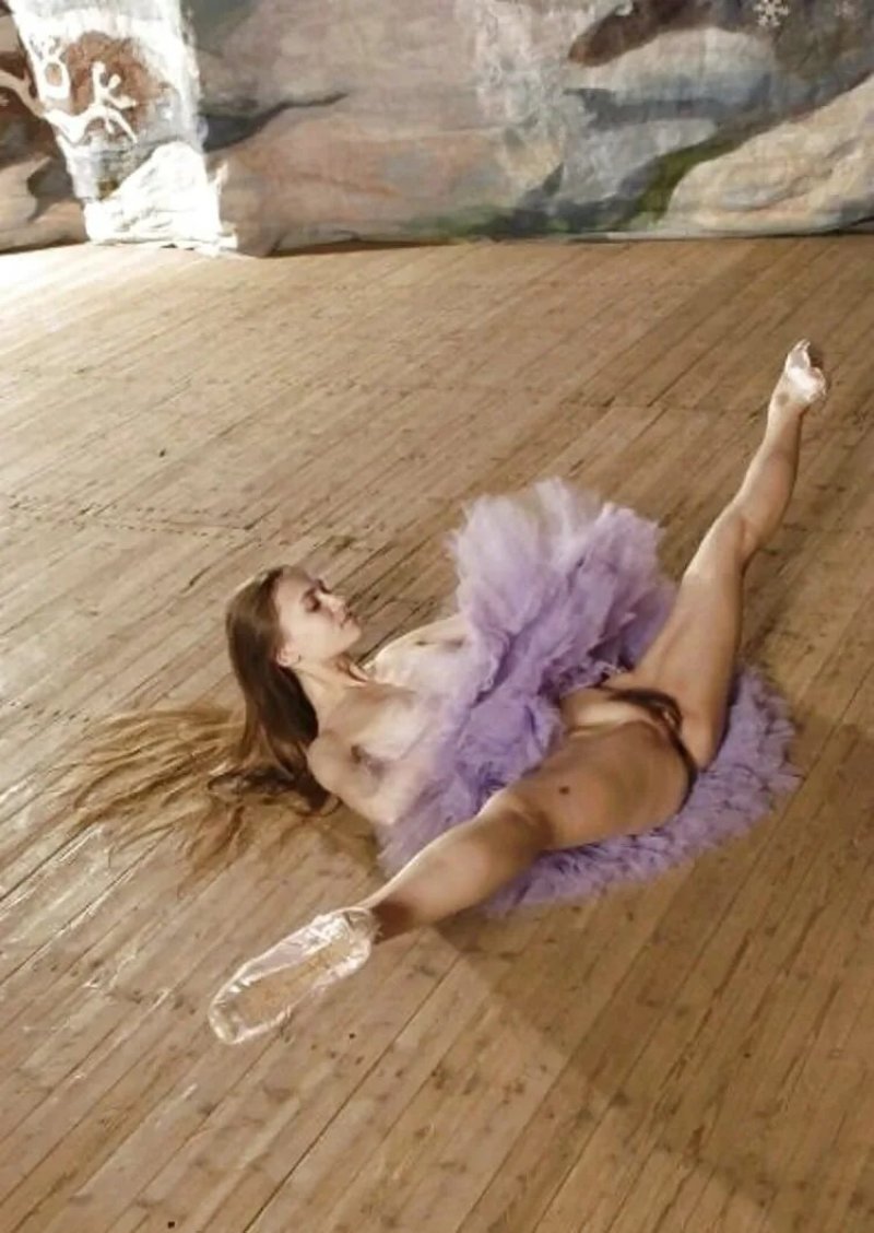 Эротическая фотосессия красивых балерин