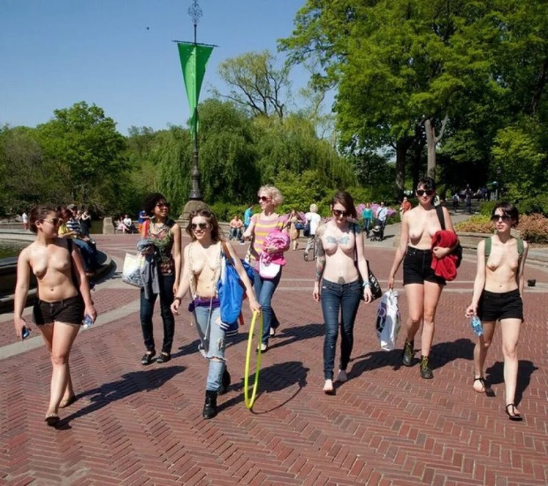 Девушки ходят по городу топлес