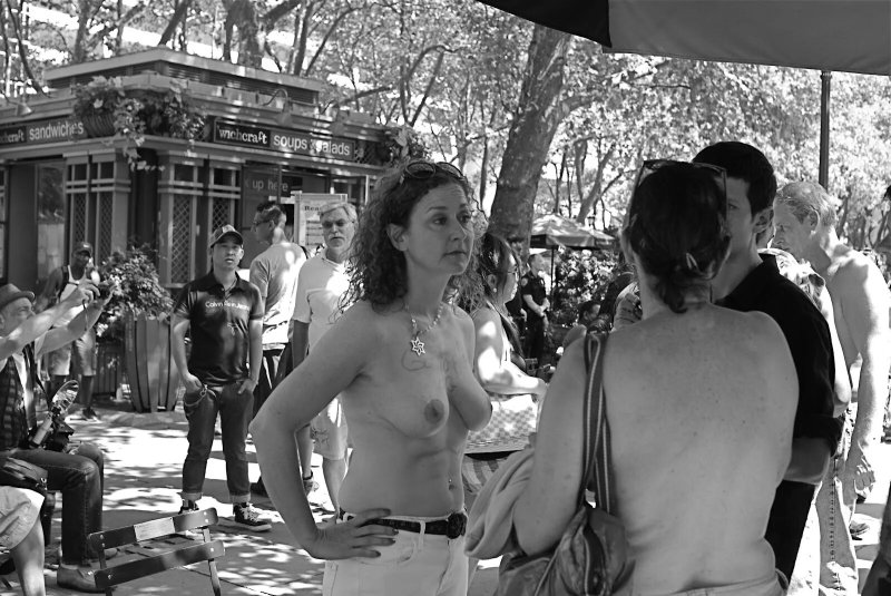 Женщины топлесс в нью-йорке