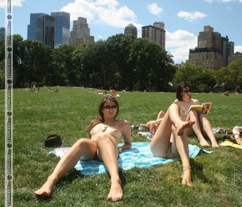 Голые загорают в парках