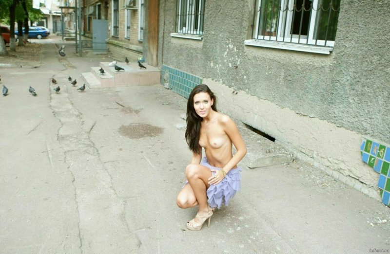 Голые женщины на улице