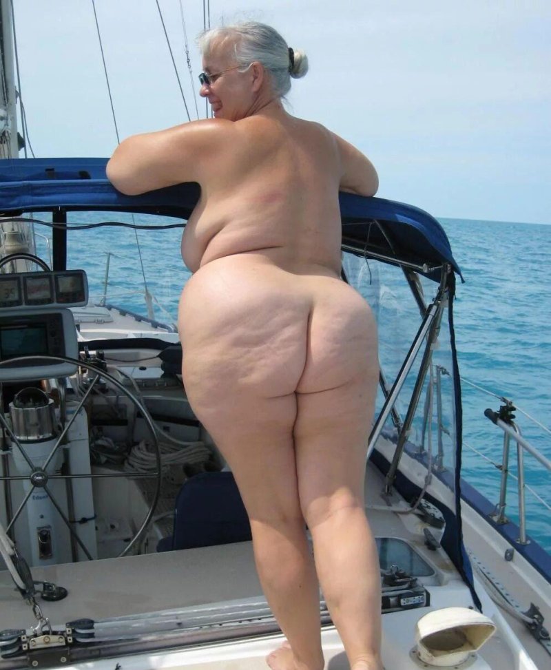 Толстушка на пляже