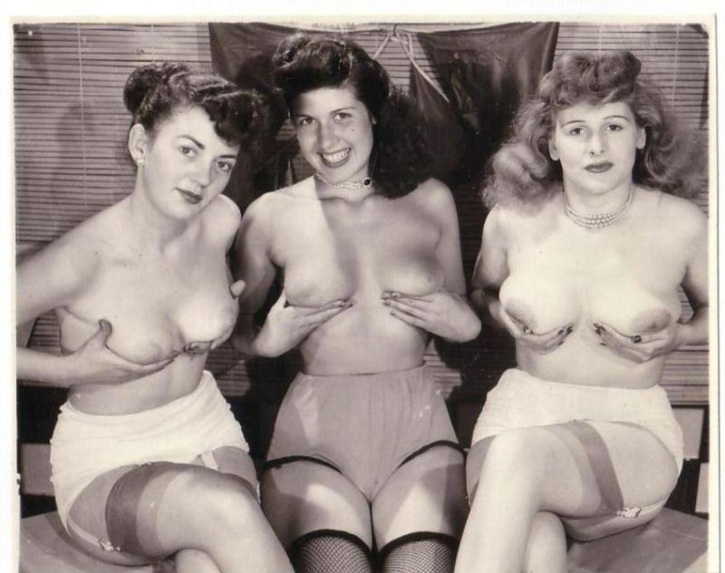 Голые женщины в возрасте ретро
