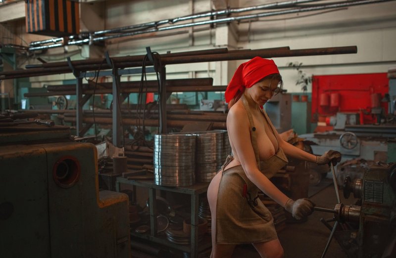 Токарь на заводе