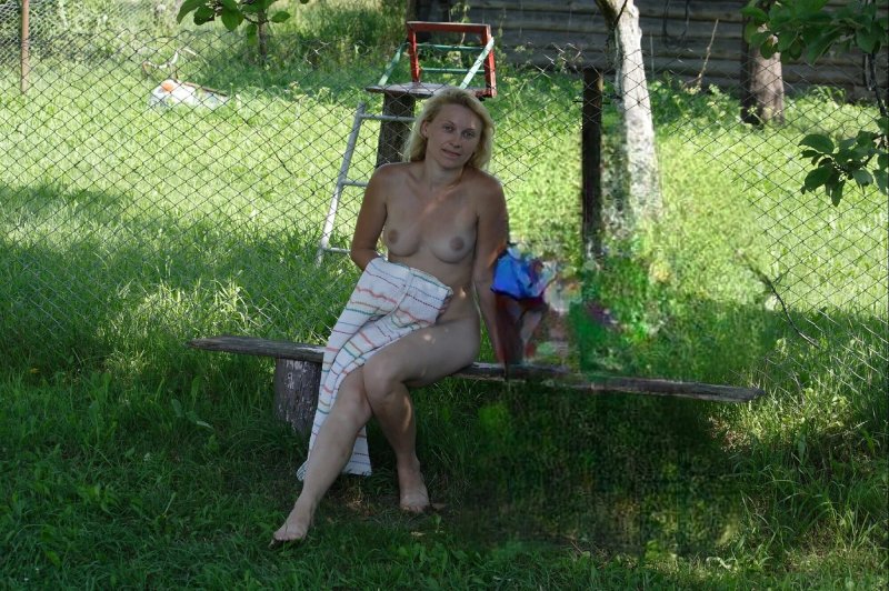 Взрослые женщины на даче ню