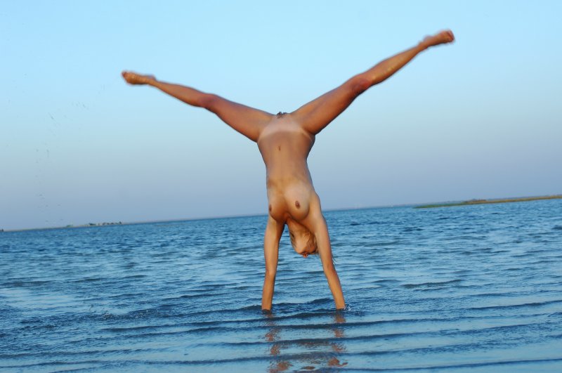 Голые девушки шпагат