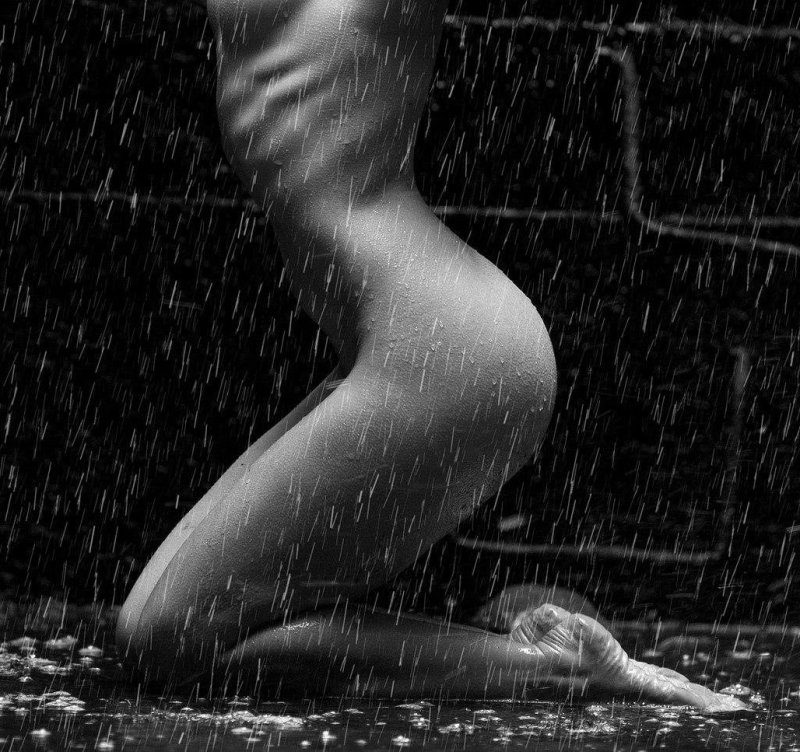 Голые красотки под дождем