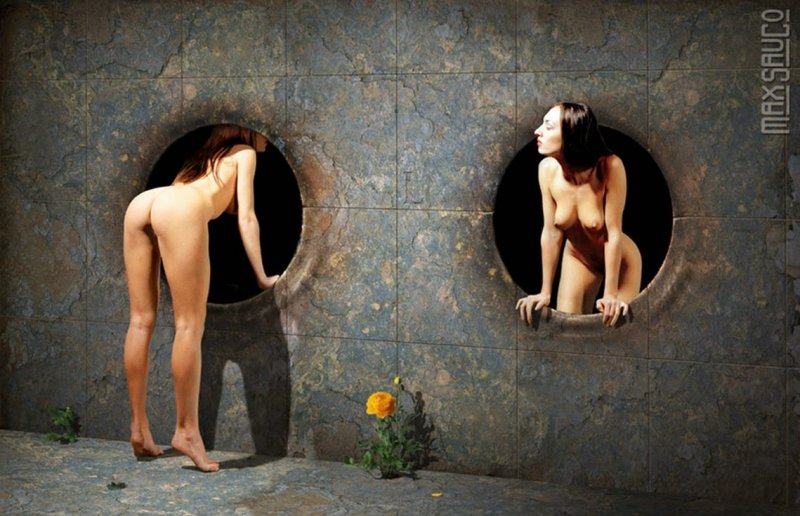 Подглядывает в замочную скважину