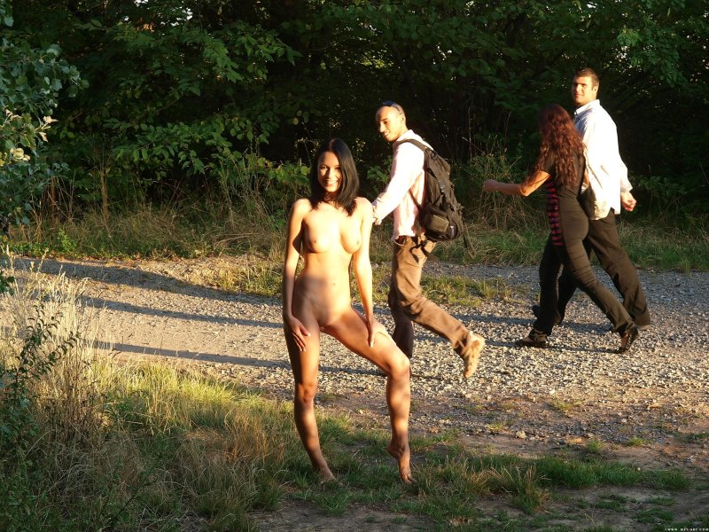 Голые в парке