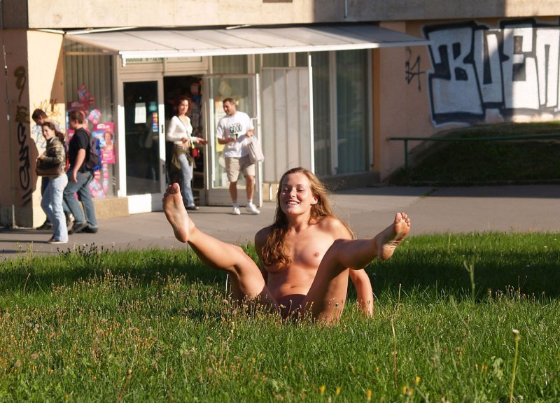 Девушки загорают в парках